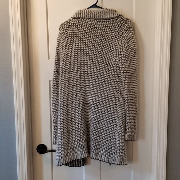 Princess Vera Wang Oversized & Comfy Fuzzy Black & White Cardigan Medium - Picture 3 of 3